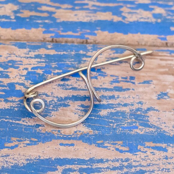 Vintage Abstract Curvy Silver Tone Symbolic Brooch - L29 - Picture 1 of 2